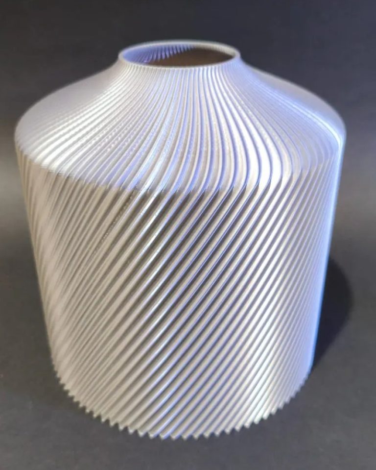 Zbliżenie na linie warstw wydruku 3D