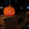 Pomarańczowa dynia halloweenowa z druku 3D o wysokości 24 cm, z wyciętą twarzą i podświetleniem od środka