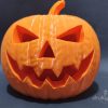 Pomarańczowa dynia halloweenowa z druku 3D o wysokości 24 cm, z wyciętą twarzą i podświetleniem od środka