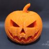 Pomarańczowa dynia halloweenowa z druku 3D o wysokości 24 cm, z wyciętą twarzą i podświetleniem od środka