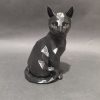 Czarna figurka siedzącego kota w stylu low poly, wysokość 20 cm, wydruk 3D z PETG