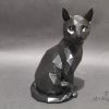 Czarna figurka siedzącego kota w stylu low poly, wysokość 20 cm, wydruk 3D z PETG