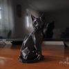Czarna figurka siedzącego kota w stylu low poly, wysokość 20 cm, wydruk 3D z PETG