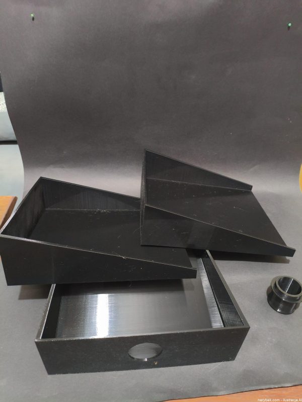Czarna kaskada XL z trzech modułów przy dużym stawie ogrodowym, wydruk 3D z PETG