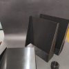 Czarna kaskada XL z trzech modułów przy dużym stawie ogrodowym, wydruk 3D z PETG