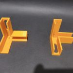 Żółte kąty meblowe z rowkami nasuwanymi na krawędzie płyty, wydruk 3D z PETG