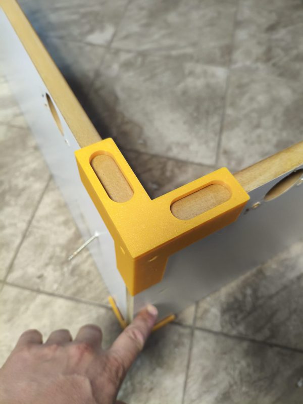 Żółte kąty meblowe z rowkami nasuwanymi na krawędzie płyty, wydruk 3D z PETG