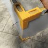 Żółte kąty meblowe z rowkami nasuwanymi na krawędzie płyty, wydruk 3D z PETG