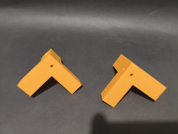 Żółte kąty meblowe z rowkami nasuwanymi na krawędzie płyty, wydruk 3D z PETG