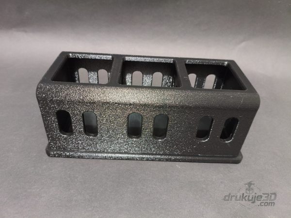 Czarny organizer na piloty z trzema przegrodami i ażurowymi ściankami, wydruk 3D z PETG