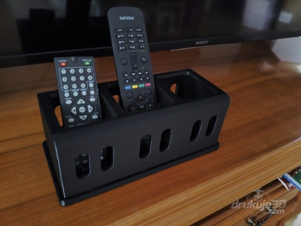 Czarny organizer na piloty z trzema przegrodami i ażurowymi ściankami, wydruk 3D z PETG