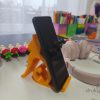 Żółta podstawka pod telefon w kształcie sylwetki siedzącego kota, wydruk 3D z PETG Żółta podstawka pod telefon w kształcie sylwetki siedzącego kota, wydruk 3D z PETG