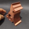 Miedziany stojak na telefon w kształcie siedzącego lisa z ogonem zwiniętym w spiralę, wydruk 3D