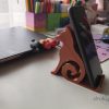 Miedziany stojak na telefon w kształcie siedzącego lisa z ogonem zwiniętym w spiralę, wydruk 3D