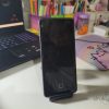 Czarny stojak na telefon w kształcie siedzącego tygrysa z ogonem zwiniętym w spiralę, wydruk 3D