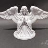 Figurka anioła na grób z druku 3D w kolorze marmuru, klęcząca postać z szeroko rozpostartymi skrzydłami o rozpiętości 22 cm