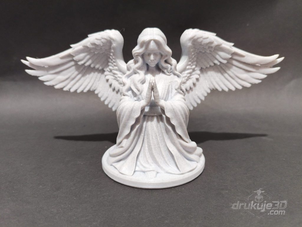 Figurka anioła na grób z druku 3D w kolorze marmuru, klęcząca postać z szeroko rozpostartymi skrzydłami o rozpiętości 22 cm