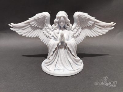 Figurka anioła na grób z druku 3D w kolorze marmuru, klęcząca postać z szeroko rozpostartymi skrzydłami o rozpiętości 22 cm