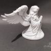 Figurka anioła na grób z druku 3D w kolorze marmuru, klęcząca postać z szeroko rozpostartymi skrzydłami o rozpiętości 22 cm Figurka anioła na grób z druku 3D w kolorze marmuru, klęcząca postać z szeroko rozpostartymi skrzydłami o rozpiętości 22 cm