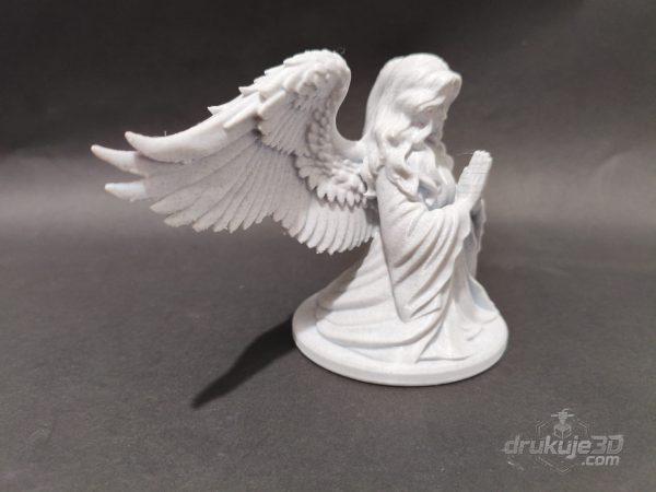 Figurka anioła na grób z druku 3D w kolorze marmuru, klęcząca postać z szeroko rozpostartymi skrzydłami o rozpiętości 22 cm Figurka anioła na grób z druku 3D w kolorze marmuru, klęcząca postać z szeroko rozpostartymi skrzydłami o rozpiętości 22 cm