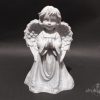 Stojąca figurka aniołka na grób z druku 3D, 20 cm, z dłońmi złożonymi do modlitwy i głową uniesioną ku górze, kolor marmurowy