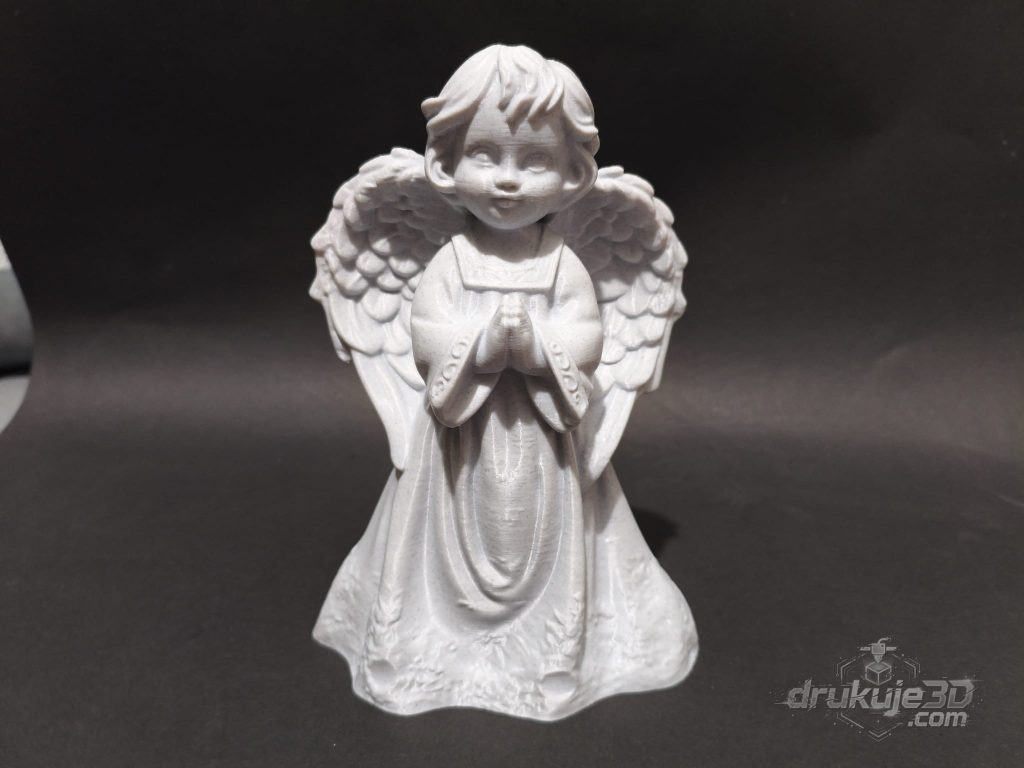 Stojąca figurka aniołka na grób z druku 3D, 20 cm, z dłońmi złożonymi do modlitwy i głową uniesioną ku górze, kolor marmurowy