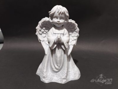 Stojąca figurka aniołka na grób z druku 3D, 20 cm, z dłońmi złożonymi do modlitwy i głową uniesioną ku górze, kolor marmurowy