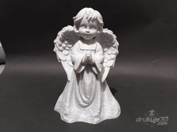Stojąca figurka aniołka na grób z druku 3D, 20 cm, z dłońmi złożonymi do modlitwy i głową uniesioną ku górze, kolor marmurowy