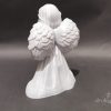 Stojąca figurka aniołka na grób z druku 3D, 20 cm, z dłońmi złożonymi do modlitwy i głową uniesioną ku górze, kolor marmurowy