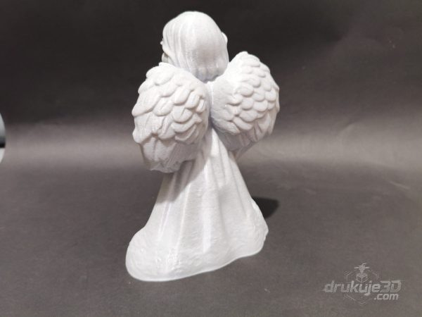 Stojąca figurka aniołka na grób z druku 3D, 20 cm, z dłońmi złożonymi do modlitwy i głową uniesioną ku górze, kolor marmurowy