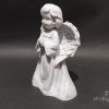 Stojąca figurka aniołka na grób z druku 3D, 20 cm, z dłońmi złożonymi do modlitwy i głową uniesioną ku górze, kolor marmurowy
