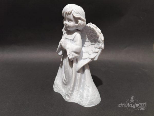Stojąca figurka aniołka na grób z druku 3D, 20 cm, z dłońmi złożonymi do modlitwy i głową uniesioną ku górze, kolor marmurowy