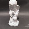 Klęcząca figurka aniołka na grób z druku 3D, 20 cm, z krótkimi kręconymi włosami, na podstawie w kształcie obłoku, kolor marmurowy