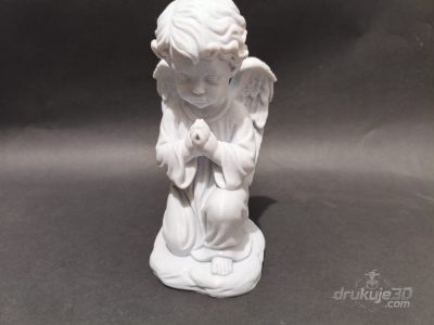 Klęcząca figurka aniołka na grób z druku 3D, 20 cm, z krótkimi kręconymi włosami, na podstawie w kształcie obłoku, kolor marmurowy