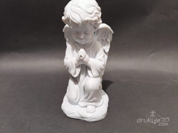 Klęcząca figurka aniołka na grób z druku 3D, 20 cm, z krótkimi kręconymi włosami, na podstawie w kształcie obłoku, kolor marmurowy