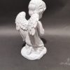 Klęcząca figurka aniołka na grób z druku 3D, 20 cm, z krótkimi kręconymi włosami, na podstawie w kształcie obłoku, kolor marmurowy