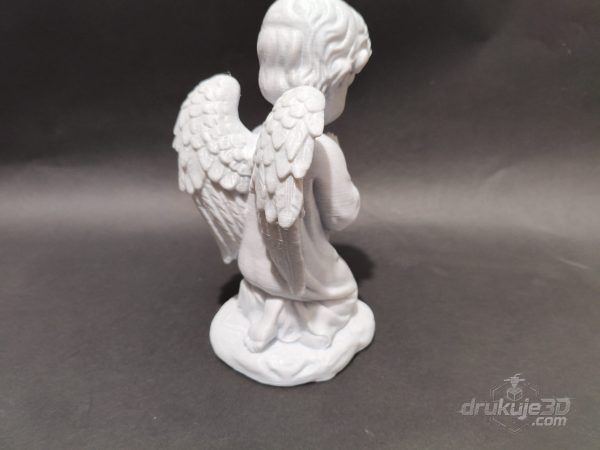 Klęcząca figurka aniołka na grób z druku 3D, 20 cm, z krótkimi kręconymi włosami, na podstawie w kształcie obłoku, kolor marmurowy