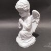 Klęcząca figurka aniołka na grób z druku 3D, 20 cm, z krótkimi kręconymi włosami, na podstawie w kształcie obłoku, kolor marmurowy