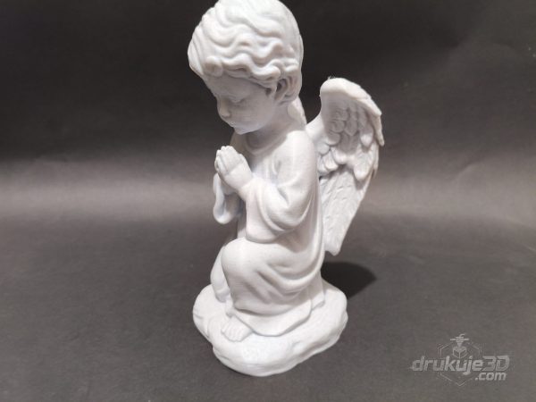 Klęcząca figurka aniołka na grób z druku 3D, 20 cm, z krótkimi kręconymi włosami, na podstawie w kształcie obłoku, kolor marmurowy