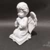 Klęcząca figurka aniołka na grób z druku 3D, 20 cm, z różańcem w złożonych dłoniach, klęcząca na otwartej księdze, kolor marmurowy