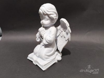 Klęcząca figurka aniołka na grób z druku 3D, 20 cm, z różańcem w złożonych dłoniach, klęcząca na otwartej księdze, kolor marmurowy