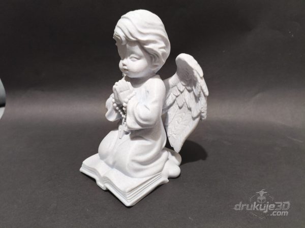Klęcząca figurka aniołka na grób z druku 3D, 20 cm, z różańcem w złożonych dłoniach, klęcząca na otwartej księdze, kolor marmurowy