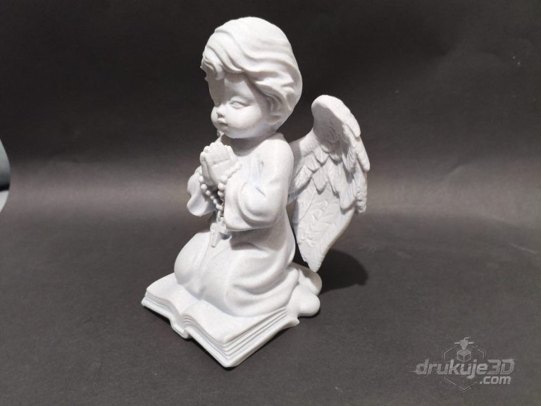 Klęcząca figurka aniołka na grób z druku 3D, 20 cm, z różańcem w złożonych dłoniach, klęcząca na otwartej księdze, kolor marmurowy