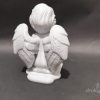 Klęcząca figurka aniołka na grób z druku 3D, 20 cm, z różańcem w złożonych dłoniach, klęcząca na otwartej księdze, kolor marmurowy