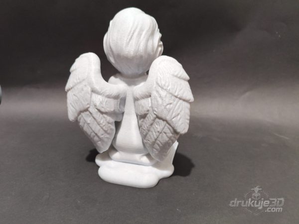 Klęcząca figurka aniołka na grób z druku 3D, 20 cm, z różańcem w złożonych dłoniach, klęcząca na otwartej księdze, kolor marmurowy