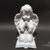Klęcząca figurka aniołka na grób z druku 3D, 20 cm, z różańcem w złożonych dłoniach, klęcząca na otwartej księdze, kolor marmurowy