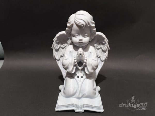 Klęcząca figurka aniołka na grób z druku 3D, 20 cm, z różańcem w złożonych dłoniach, klęcząca na otwartej księdze, kolor marmurowy