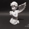 Klęcząca figurka aniołka na grób z druku 3D, 20 cm, trzymająca serce przy piersi, z uniesionym skrzydłem, kolor marmurowy