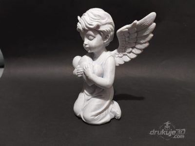 Klęcząca figurka aniołka na grób z druku 3D, 20 cm, trzymająca serce przy piersi, z uniesionym skrzydłem, kolor marmurowy