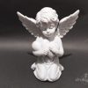 Klęcząca figurka aniołka na grób z druku 3D, 20 cm, trzymająca serce przy piersi, z uniesionym skrzydłem, kolor marmurowy